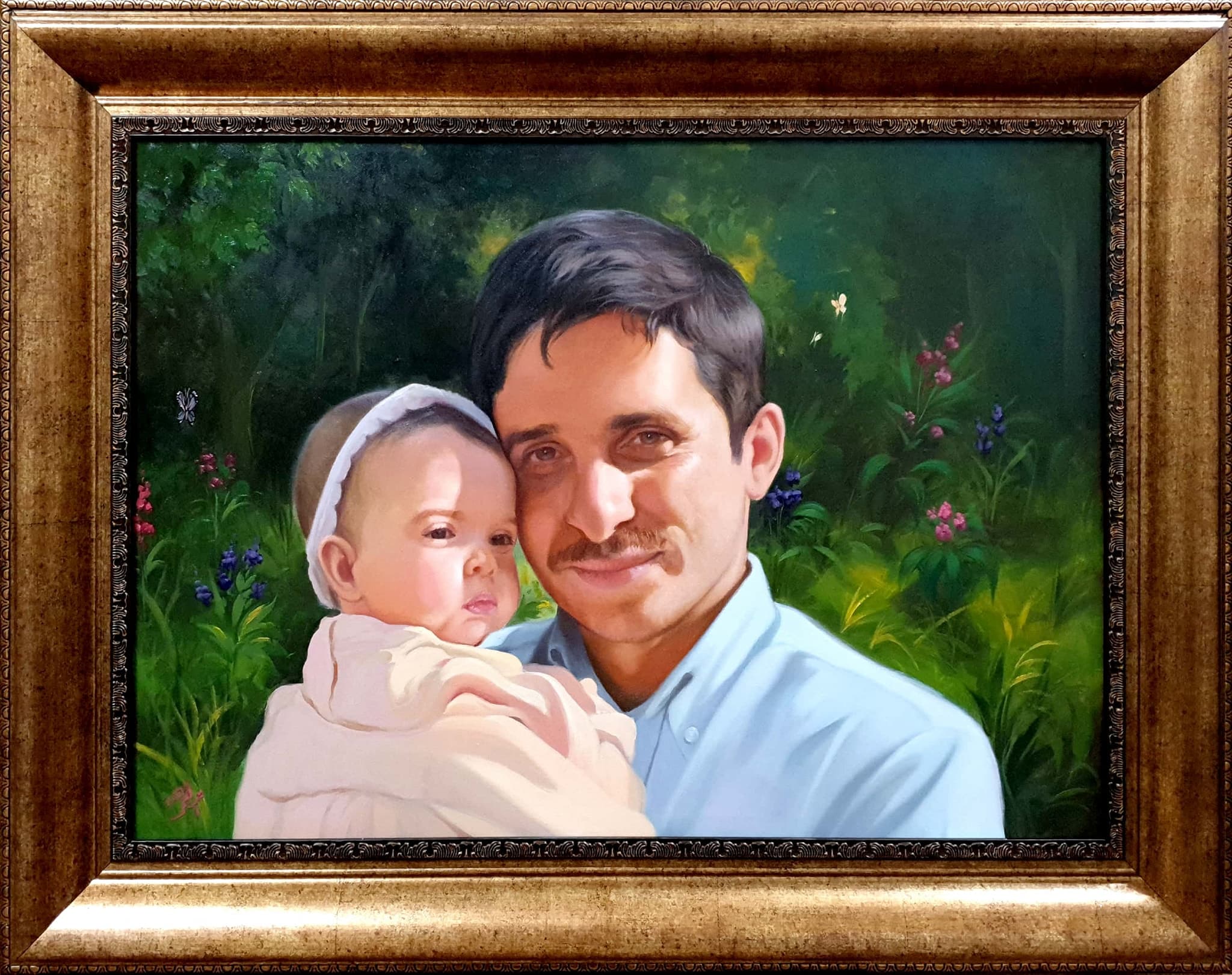 بورتريه لرجل يحمل طفلة ضمن إطار ذهبي.