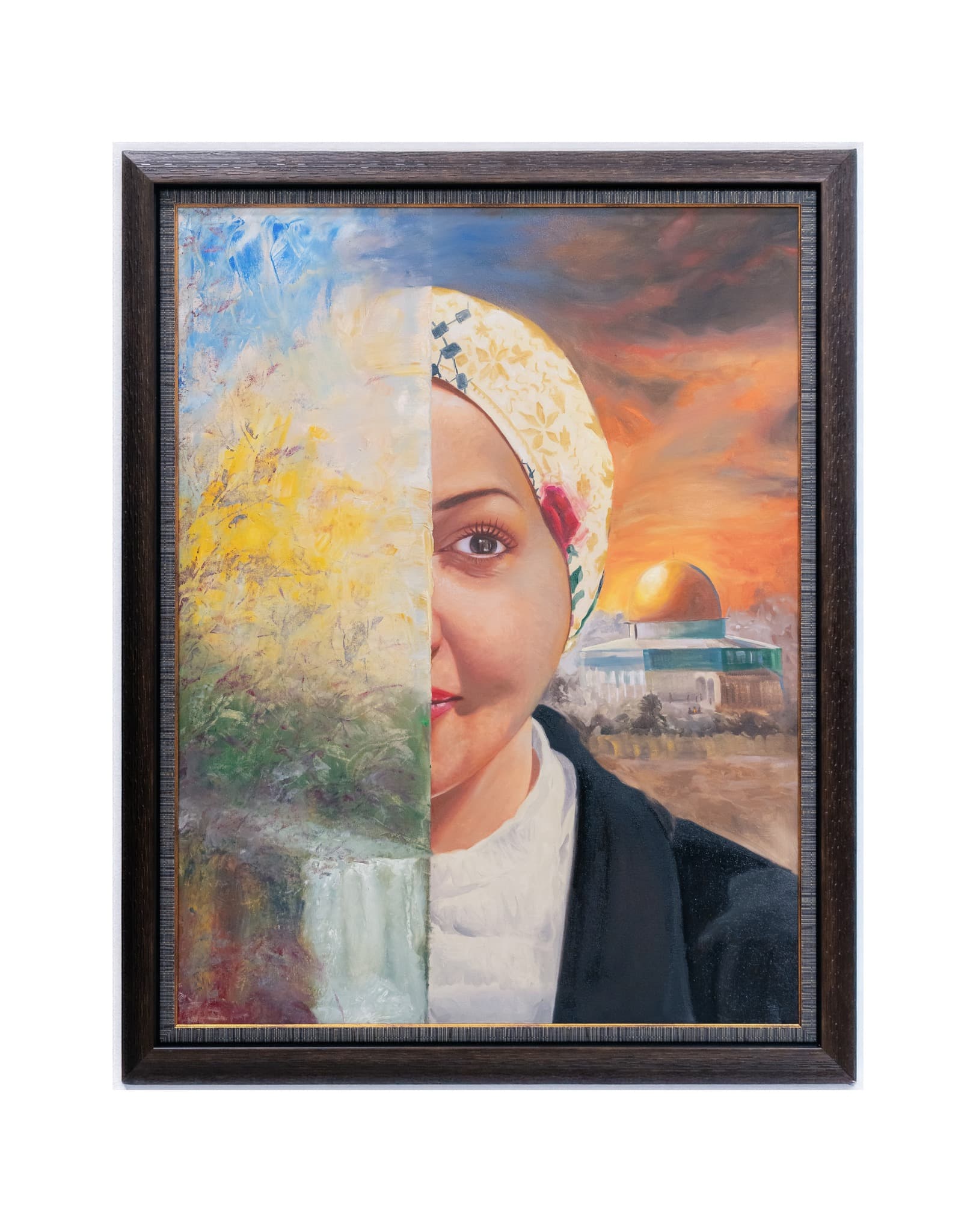لوحة مؤطرة لوجه امرأة منقسم مع مشهد طبيعي وقبة ذهبية.
