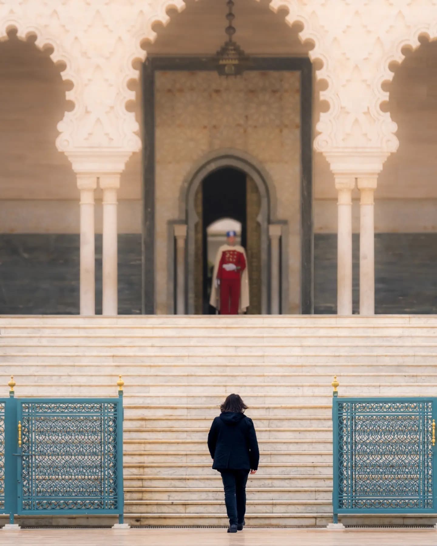 سكون البوابة. مدخل ساكن يوازن بين التماثل وعمق الفراغ.