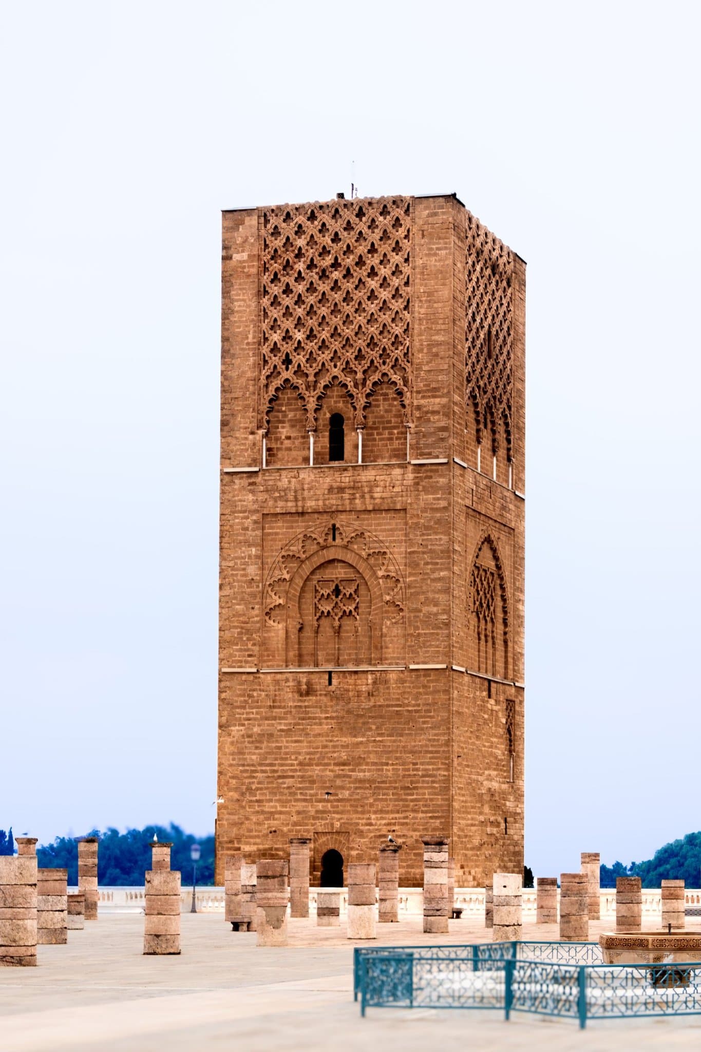 برج فوق القصبة. برج ترابي يحتفظ بصرامته أمام البحر والسماء.