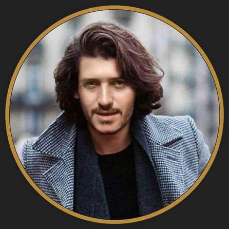 محمد العمر. بورتريه شخصي لمحمد العمر ضمن خلفية حضرية هادئة.